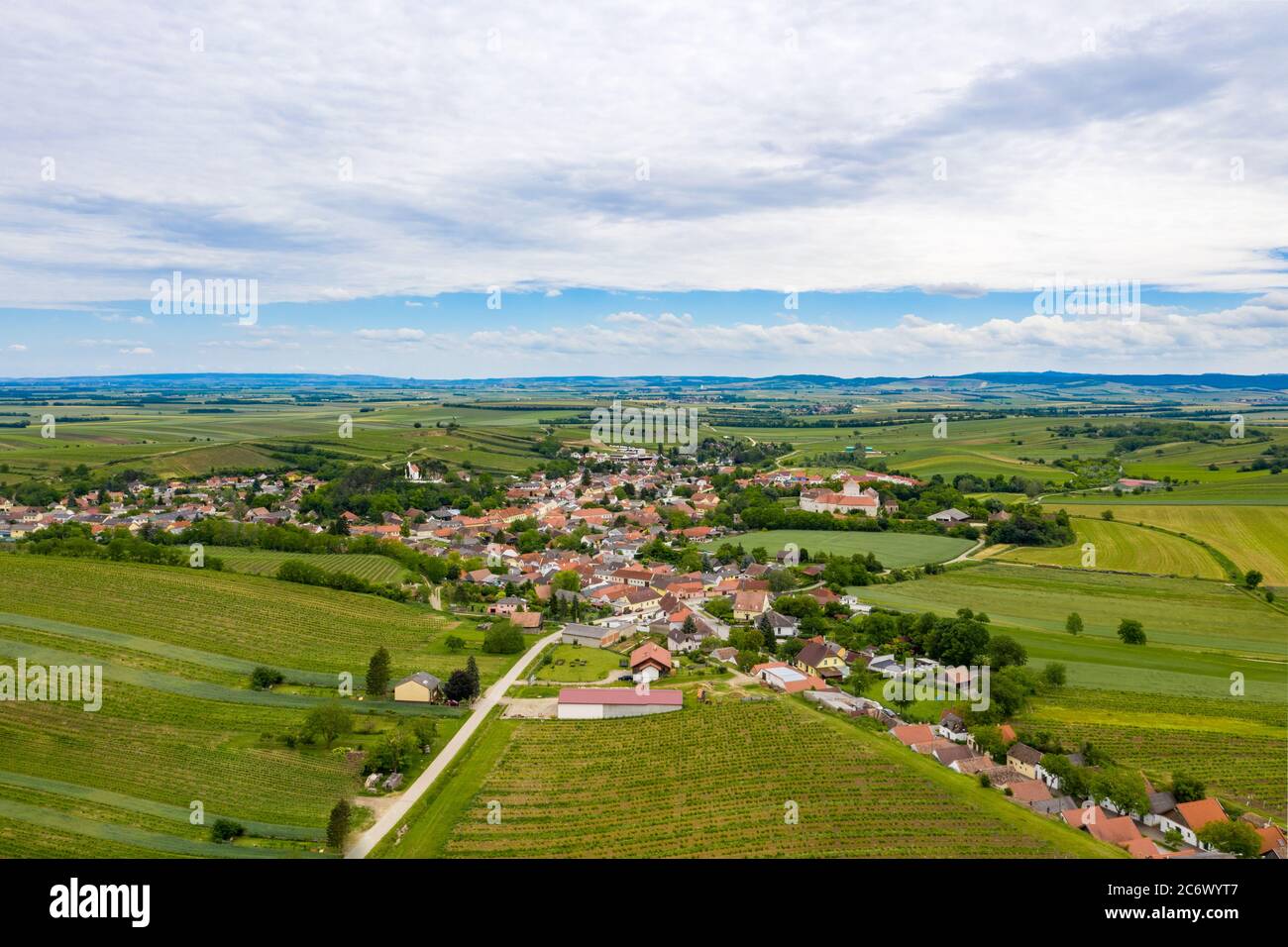 Mailberg in Austria Weinviertel durante la primavera. Bellissimi vigneti e campi agricoli in bassa Austria. Foto Stock