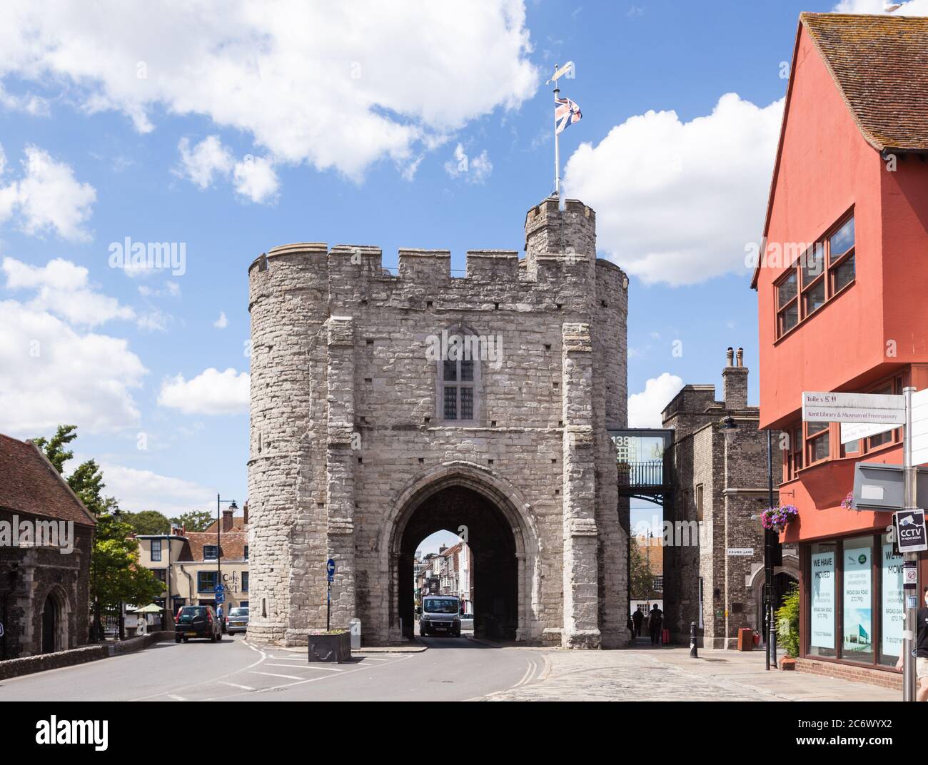 Vista del Westgate Towers Museum e del punto panoramico da High Street a Canterbury. Foto Stock
