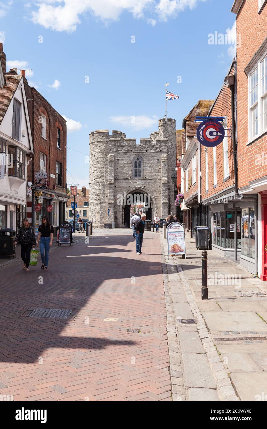 Vista del Westgate Towers Museum e del punto panoramico da High Street a Canterbury. Foto Stock