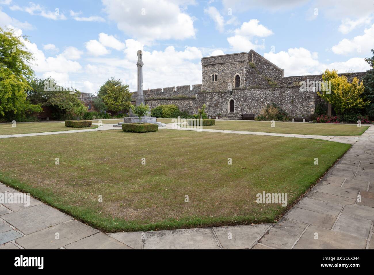 Memorial Garden e le mura medievali della cattedrale di Canterbury, Kent. Foto Stock
