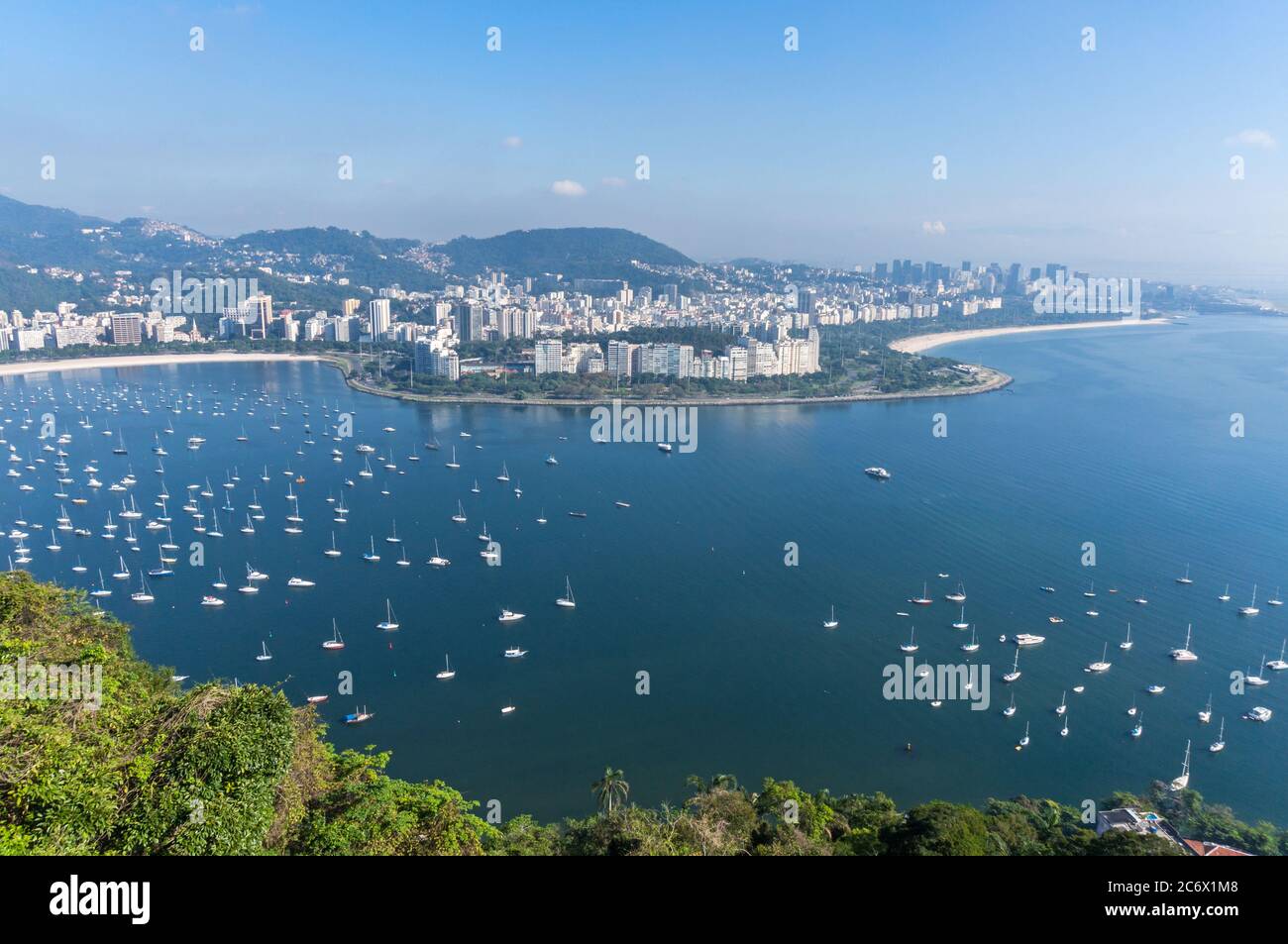 Baia di Botafogo con molte navi a vela e centro di Rio de Janeiro in Brasile Foto Stock