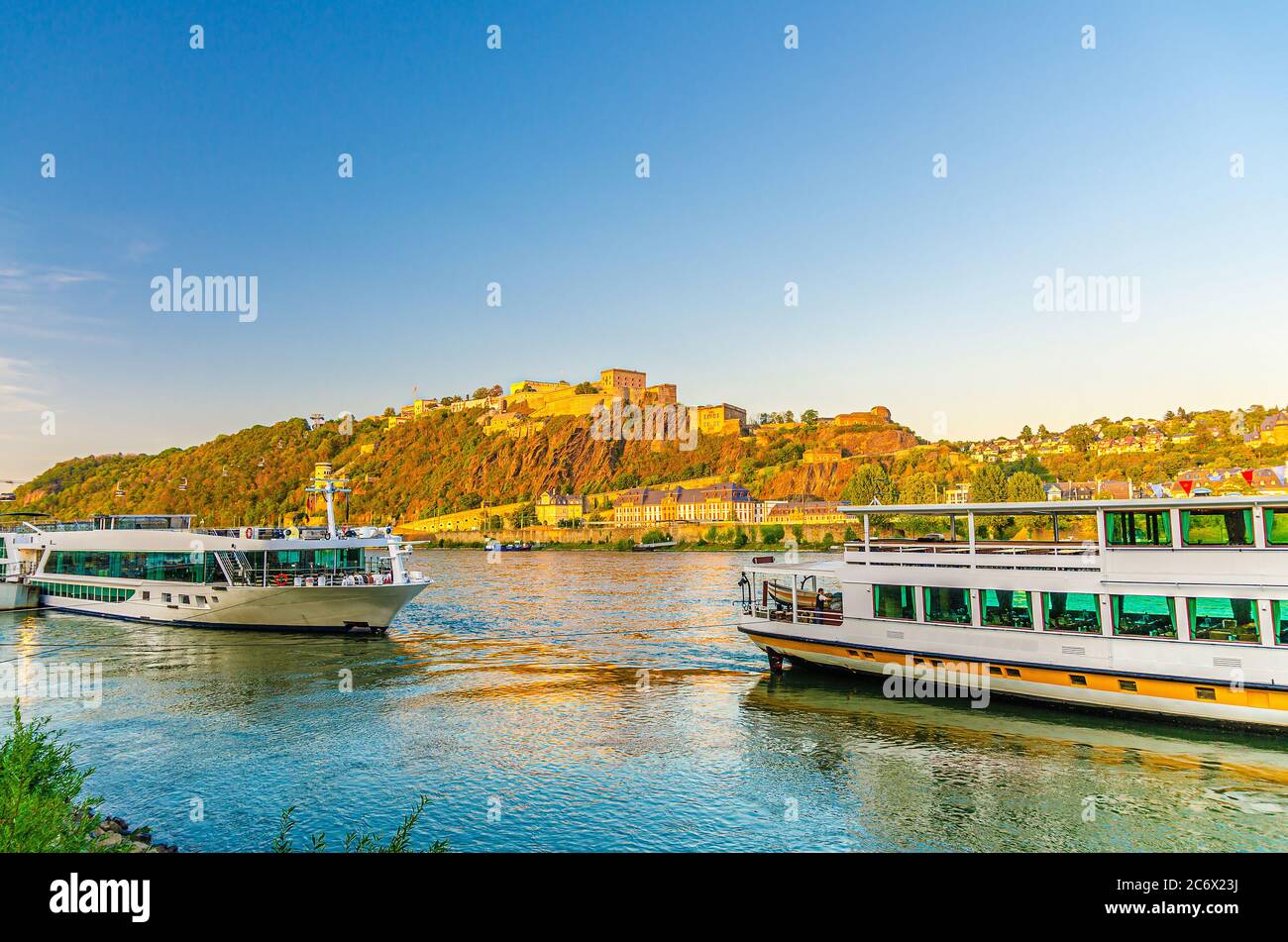 Ehrenbreitstein Fortezza edificio medievale sulla collina di est ripida riva del fiume Reno e barca turistica in primo piano, vista dalla città di Coblenza, Renania settentrionale-Vestfalia regione, Germania Foto Stock