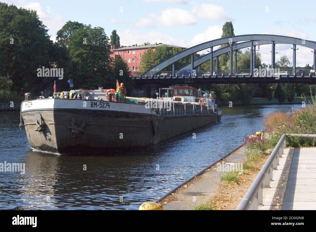 Das 1967 in der polnischen Werft 'Plocka Stocznia Rzeczna' gebaute Frachtschiff BM 5274 Lindenufer am Fluss Havel in Berlin-Spandau. Foto Stock