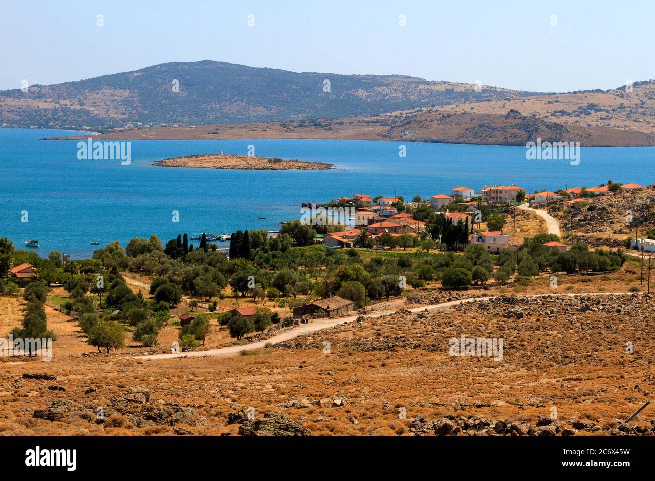 Villaggio di Apothika, vista panoramica di questo pittoresco villaggio di pescatori nell'isola occidentale di Lesbos, vicino alla città di Agra, Grecia, Europa. Foto Stock