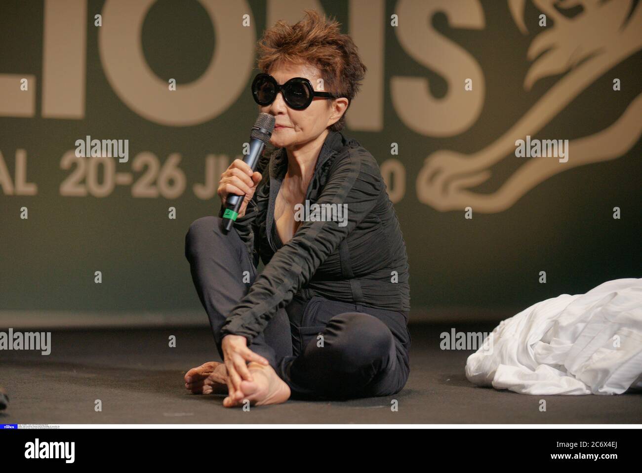 Cannes, Francia - 25 giugno 2010: Festival internazionale della creatività dei Lions di Cannes con l'artista giapponese Yoko Ono. Pubblicità, Marketing | utilizzo in tutto il mondo Foto Stock