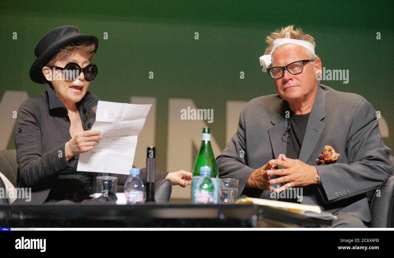 Cannes, Francia - 25 giugno 2010: Festival internazionale della creatività dei Lions di Cannes con l'artista giapponese Yoko Ono e l'ospite Tim Mellors. Pubblicità, Marketing | utilizzo in tutto il mondo Foto Stock