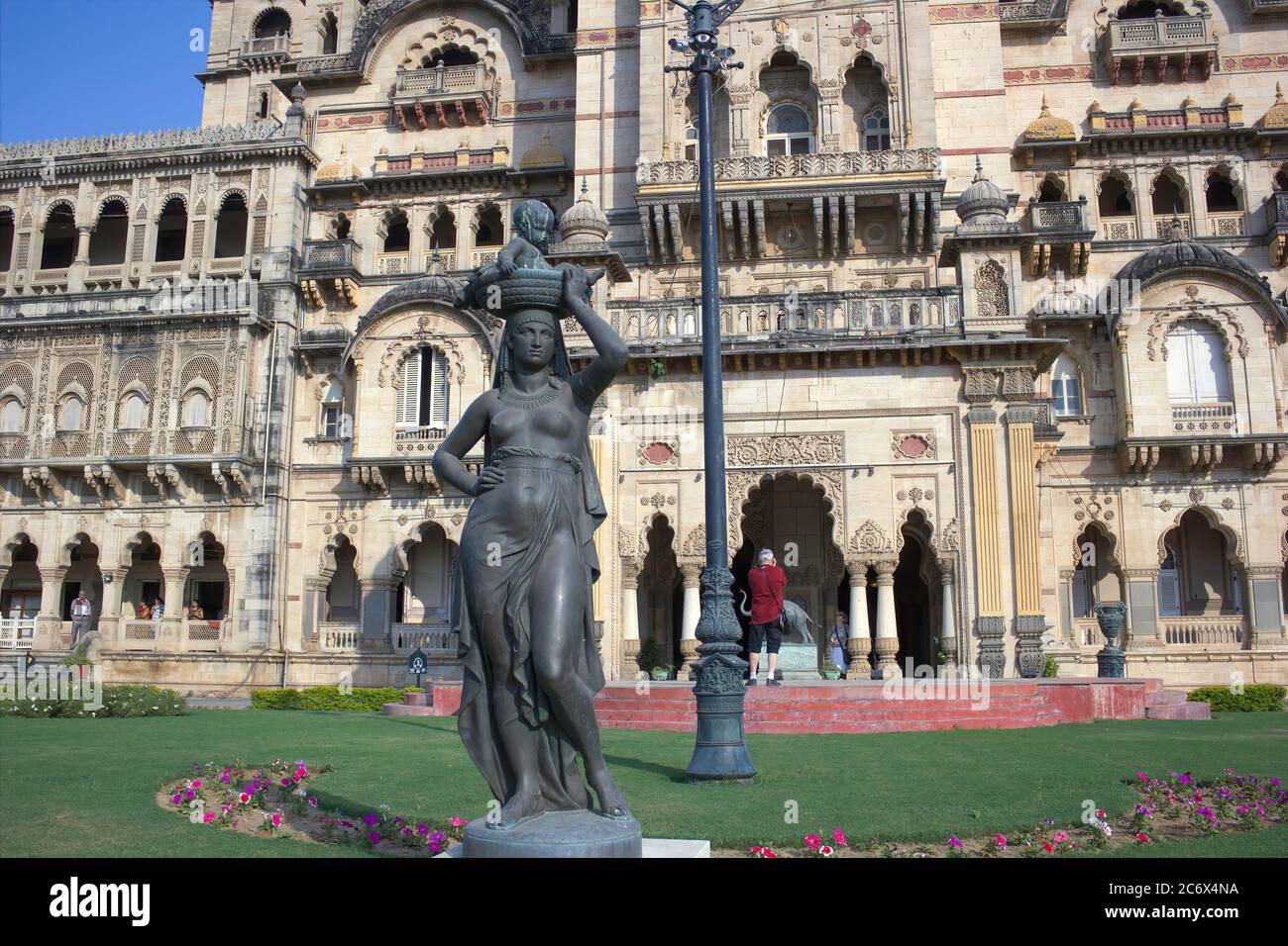 Vadodara, India - 16 novembre 2012: Vista frontale del Palazzo di Lakshmi Vilas nello stato del Gujarat, fu costruito dalla famiglia Gaekwad maratha, wh Foto Stock