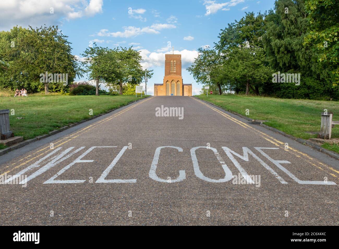 Guildford Cattedrale vista dal fondo della collina con un messaggio di benvenuto sulla strada, Surrey, Regno Unito Foto Stock