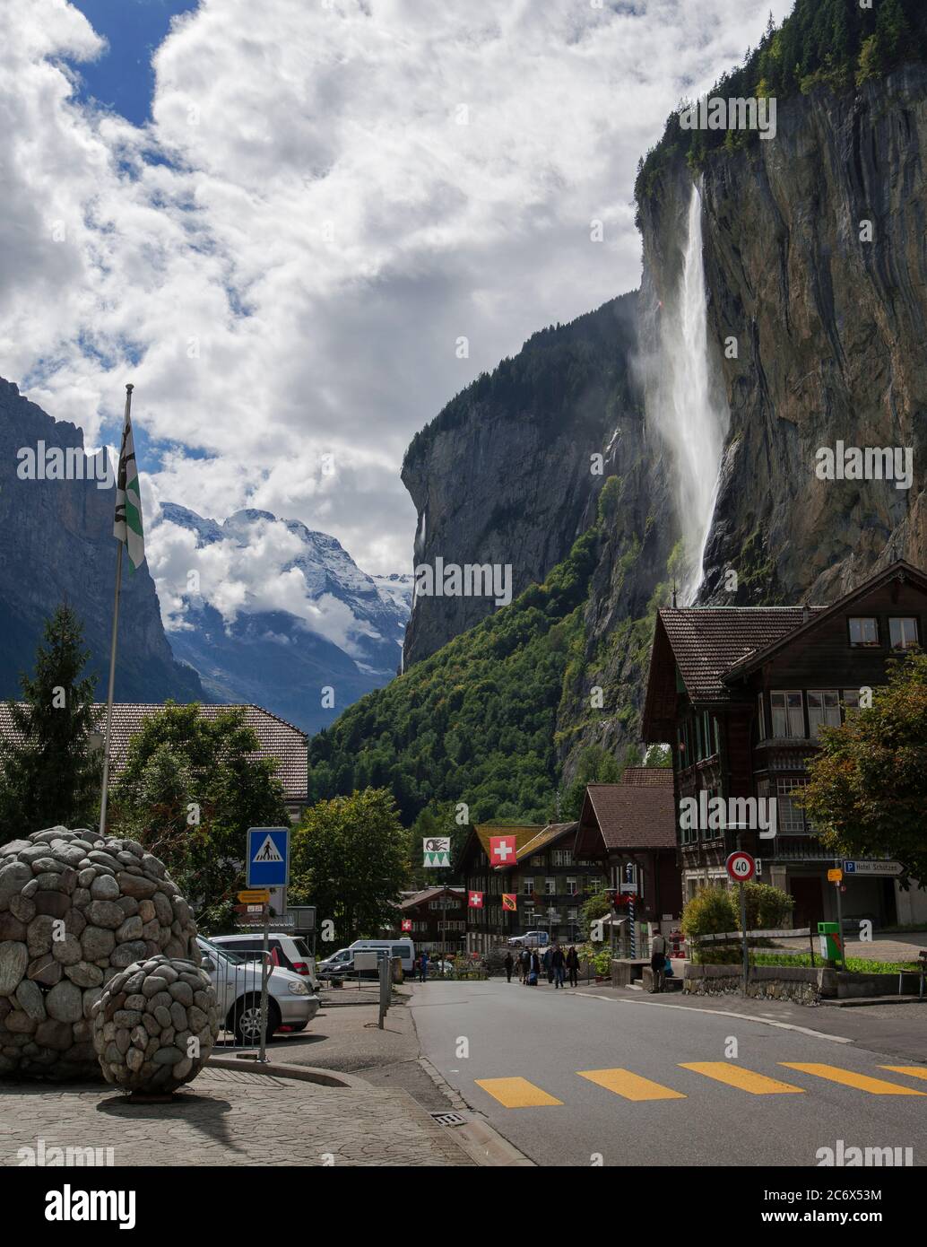 Le Cascate di Staubbach sono la cascata caratteristica della famosa Valle di Lauterbrunnen, caratterizzata da un tuffo di 297 m dietro le principali Alpi svizzere, la Svizzera Foto Stock