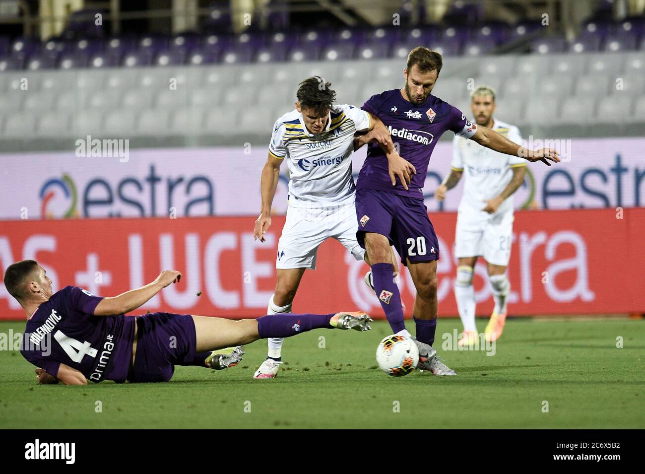 Firenze, Italia. 12 luglio 2020. Firenze, Italia, 12 lug 2020, Mariusz Stepinski di Hellas Verona in azione contro la Pezzella tedesca di ACF Fiorentina durante Fiorentina vs Hellas Verona - serie italiana A calcio match - Credit: LM/Matteo Papini Credit: Matteo Papini/LPS/ZUMA Wire/Alamy Live News Foto Stock