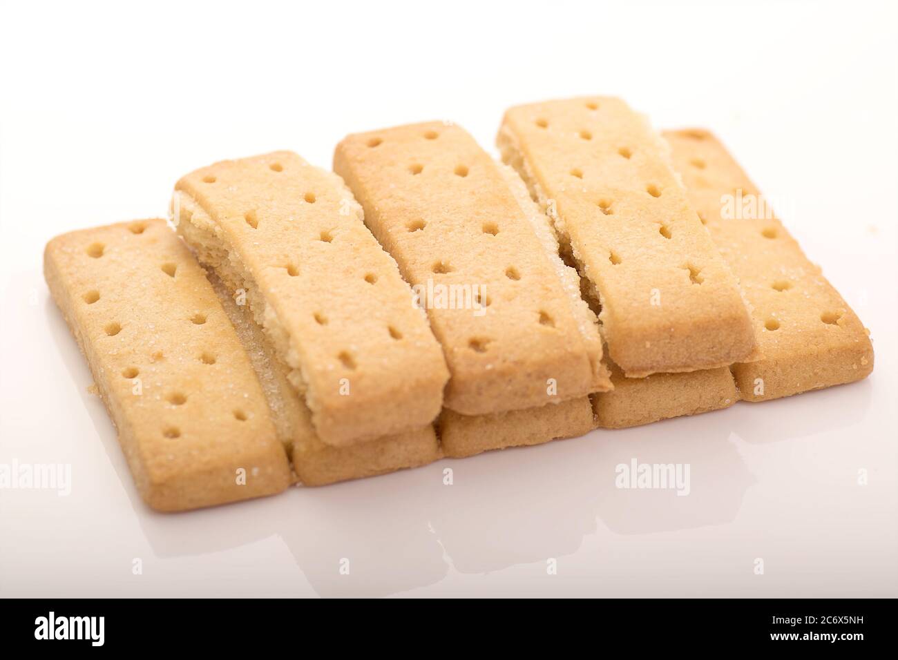 Biscotti scozzesi con shortbread su sfondo bianco. Foto Stock