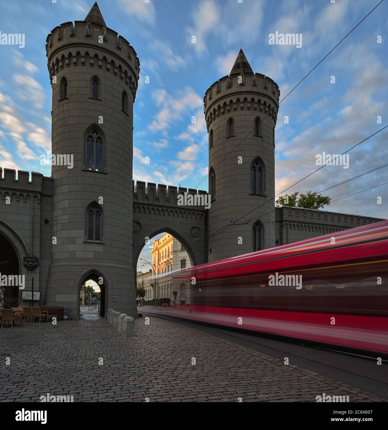 Tram che passa attraverso Nauner Tor a Potsdam Brandenburg Foto Stock