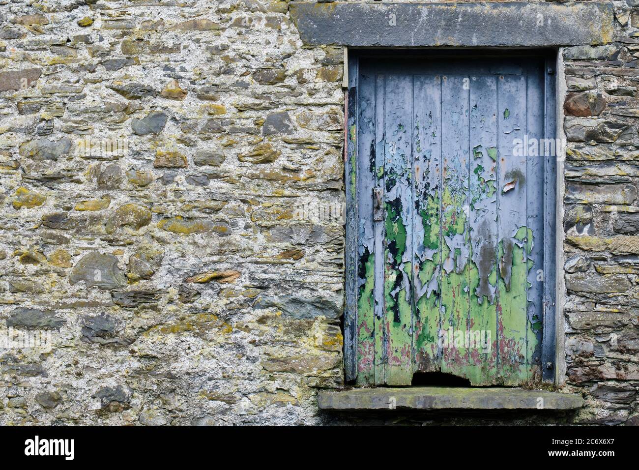 Porta del fienile derelict ad High Cunsey, vicino Hawkshead, Lake District, Cumbria Foto Stock