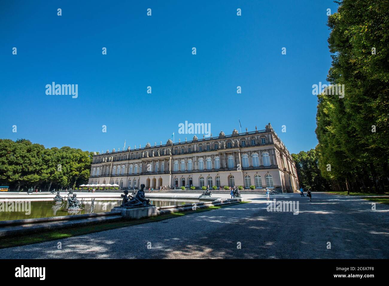 Vista del Neues Schloss Herrenchiemsee (palazzo). Basato sullo stile di Versailles. Architettura barocca. Iniziato da Re Ludwig II. Foto Stock