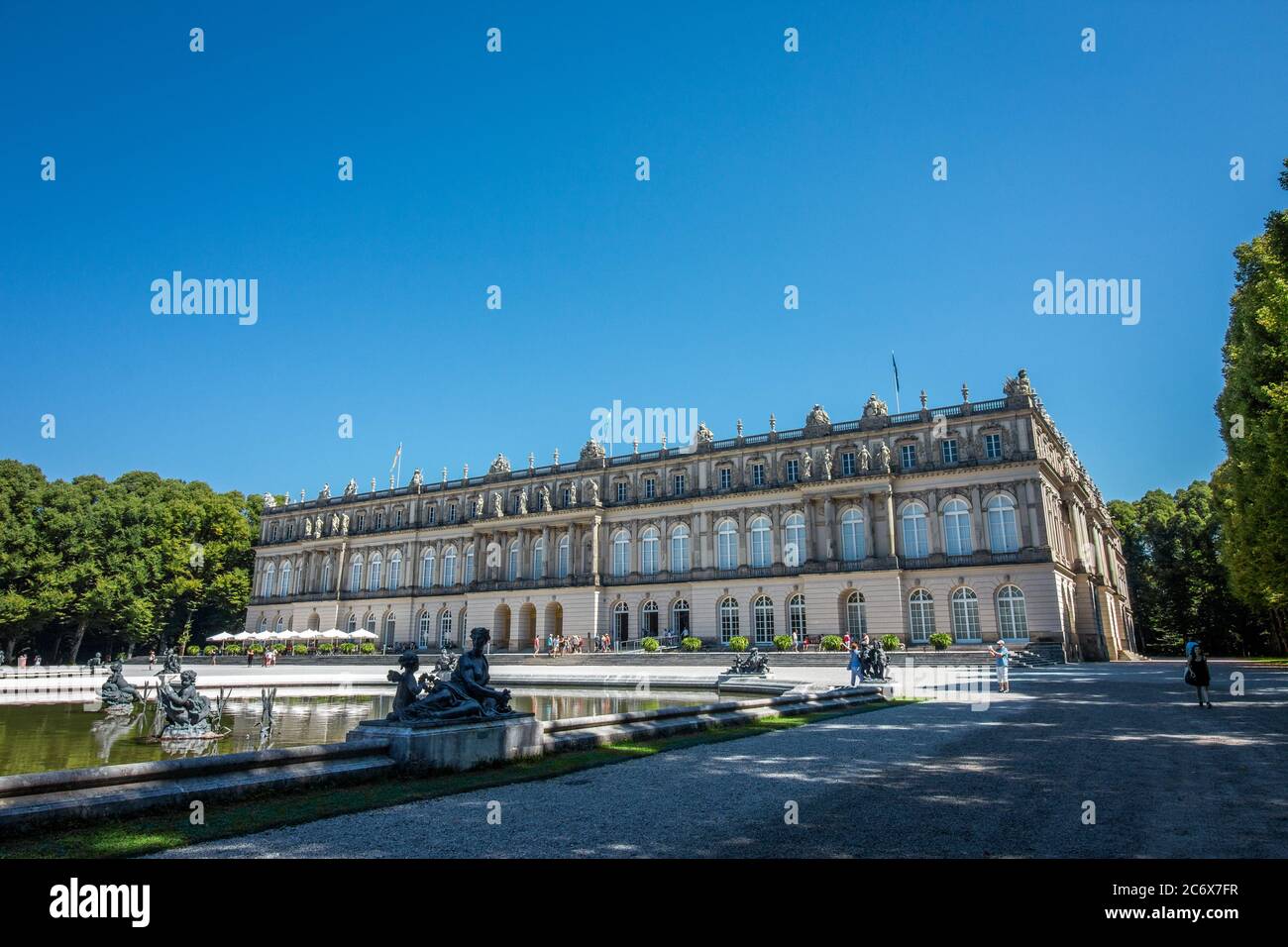 Vista del Neues Schloss Herrenchiemsee (palazzo). Basato sullo stile di Versailles. Architettura barocca. Iniziato da Re Ludwig II. Foto Stock