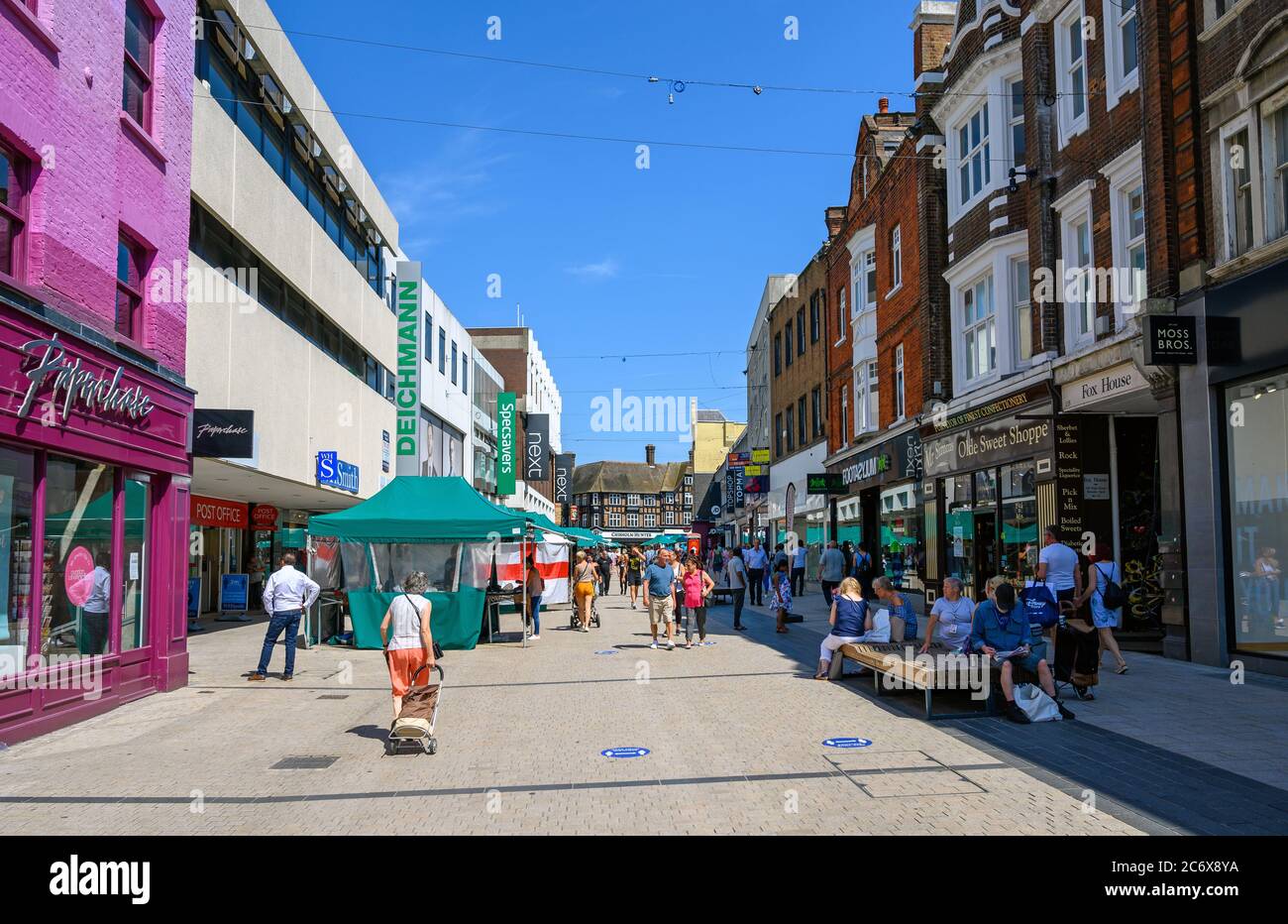Bromley (Greater London), Kent, Regno Unito. Bromley High Street con negozi e pedoni. Una giornata di sole a Bromley. Foto Stock