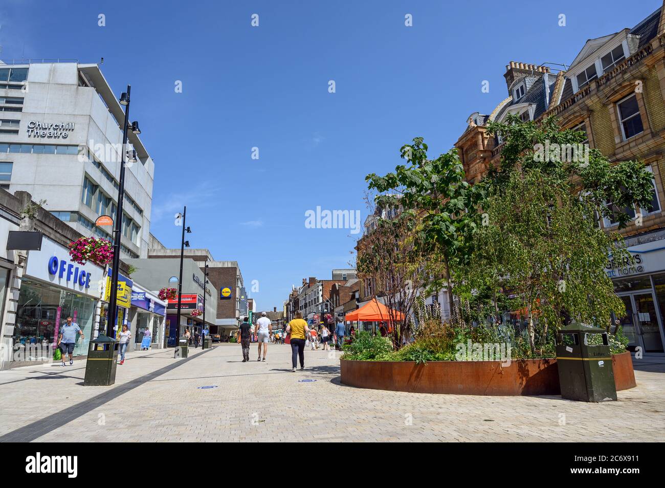 Bromley (Greater London), Kent, Regno Unito. Bromley High Street con negozi e pedoni. Una giornata di sole a Bromley. Foto Stock