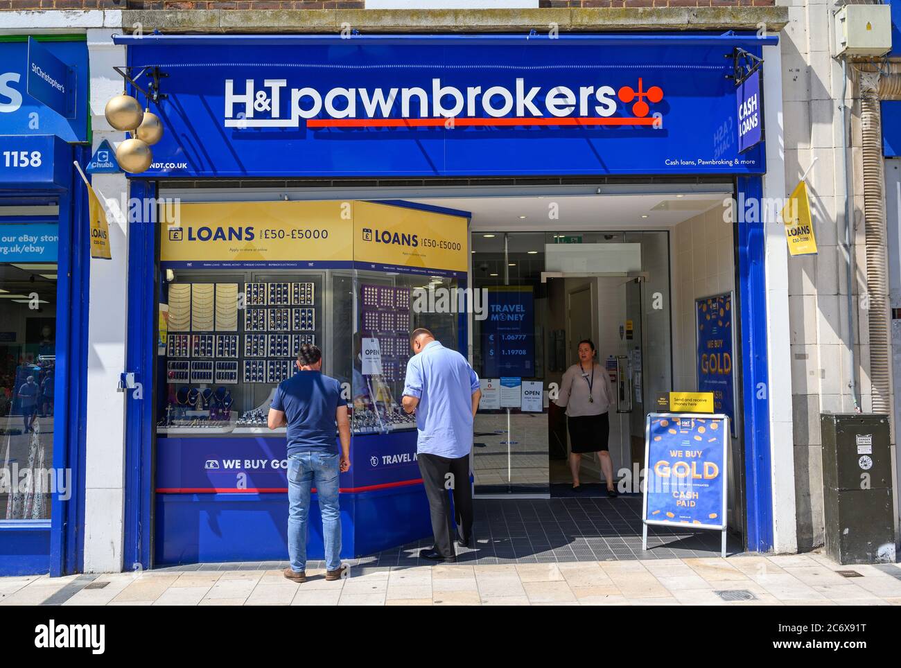 Bromley (Greater London), Kent, Regno Unito. H&T Pawnbroker a Bromley High Street con clienti e addetti alle vendite. Prestiti in contanti, pawnbroking e altro ancora. Foto Stock