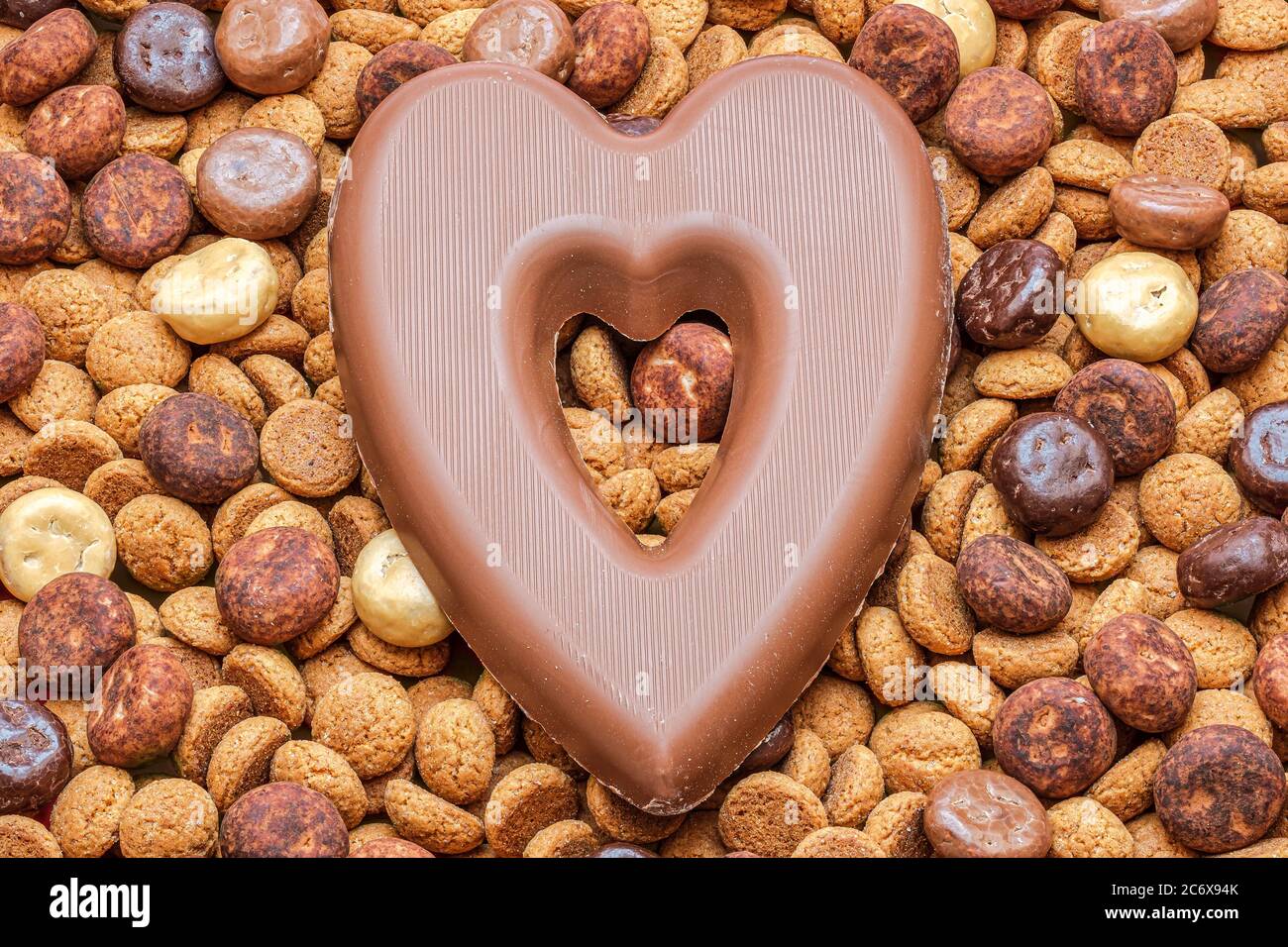 Un cuore di cioccolato sui dolci tradizionali per la celebrazione di Saint Nicolas o Sinterklaas, una vacanza olandese Foto Stock