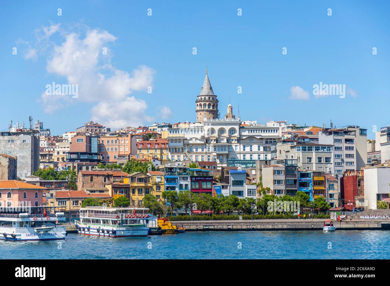 La Torre Galata è una torre situata nel quartiere Galata di Istanbul. L'edificio, costruito nel 528, è tra i simboli importanti della città, Foto Stock