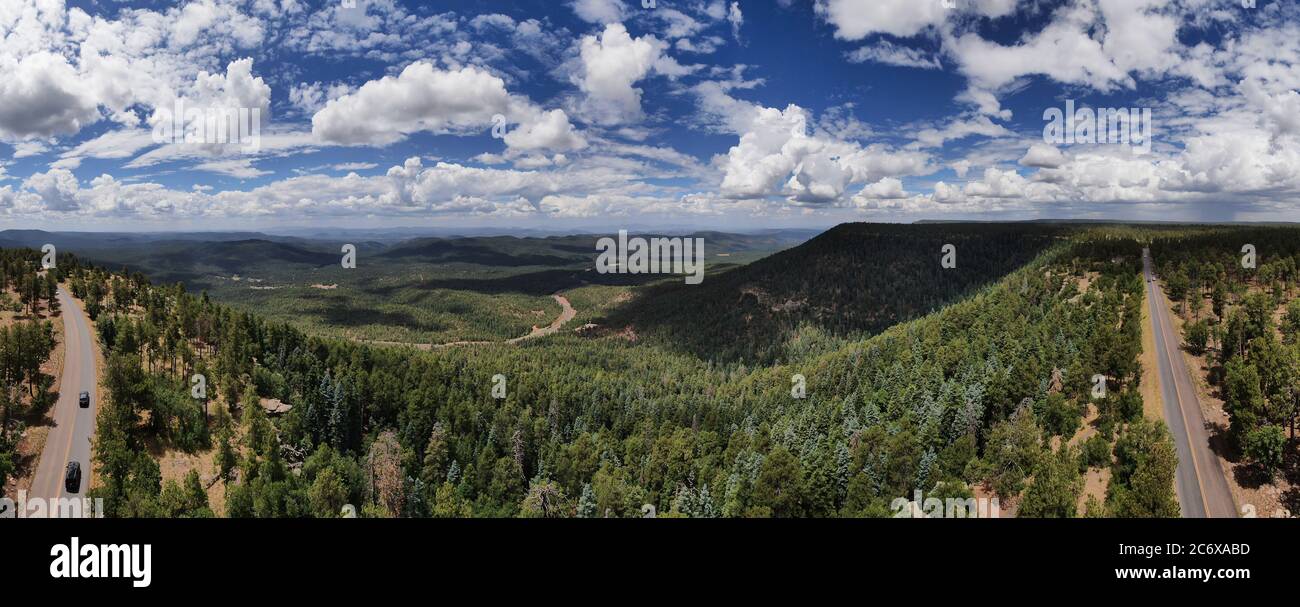 Splendido panorama aereo preso da Rim Road sul Mogollon Rim in Arizona Centrale durante l'inizio della stagione monsone. Foto Stock