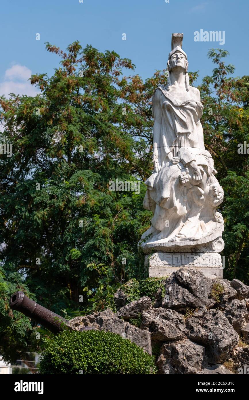 Statua della città di Ioannina con l'iscrizione ''con essa o su di essa'' greco 'epi tas'. Le madri spartane dicono ai loro figli: "Con il tuo scudo o su di esso" Foto Stock