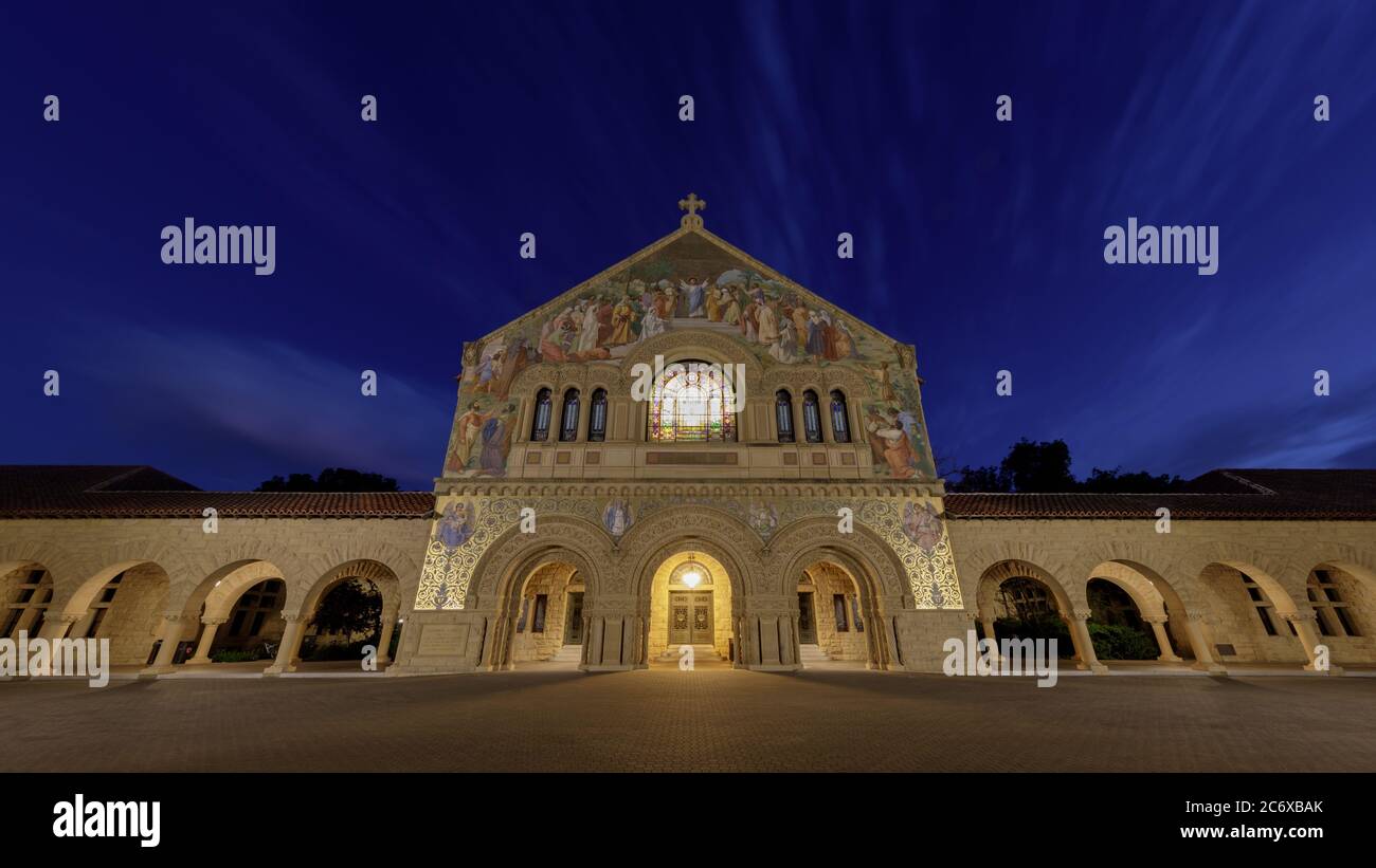 Vista grandangolare della Stanford Memorial Church façade all'ora blu Foto Stock