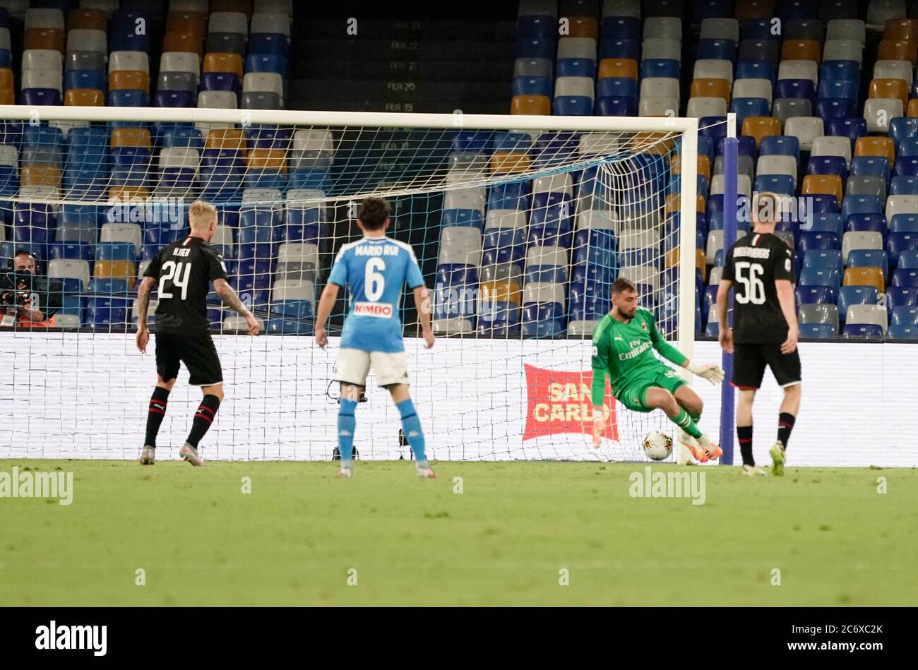 Dries Mertens di Napoli segna il suo primo gol durante la partita Serie A TIM tra SSC Napoli e AC Milano il 12,2020 luglio a Napoli (Italia) allo Stadio San Paolo Photo LPS/MARCO IORIO Credit: LM/Marco Iorio/Alamy Live News Foto Stock