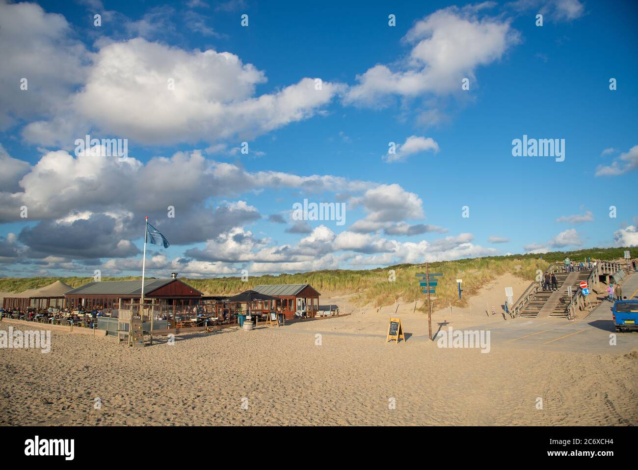 Vista sulla spiaggia con ristorante sulla spiaggia a Den Haag, Olanda Foto Stock