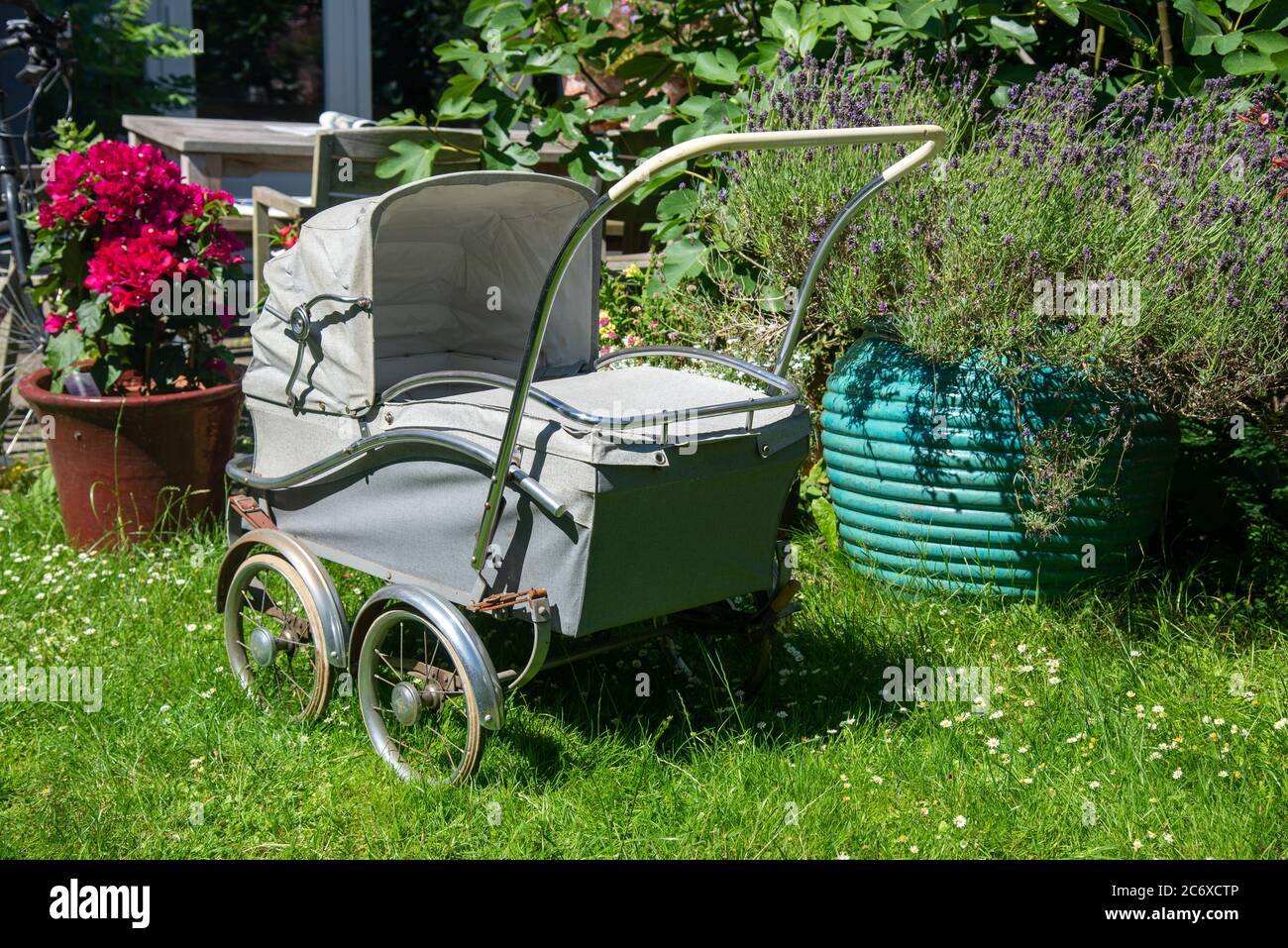 Baby buggy vecchio stile, Olanda Foto Stock