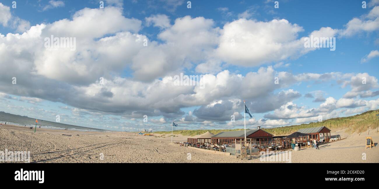 Vista panoramica sulla spiaggia con ristorante sulla spiaggia a Den Haag, Olanda Foto Stock