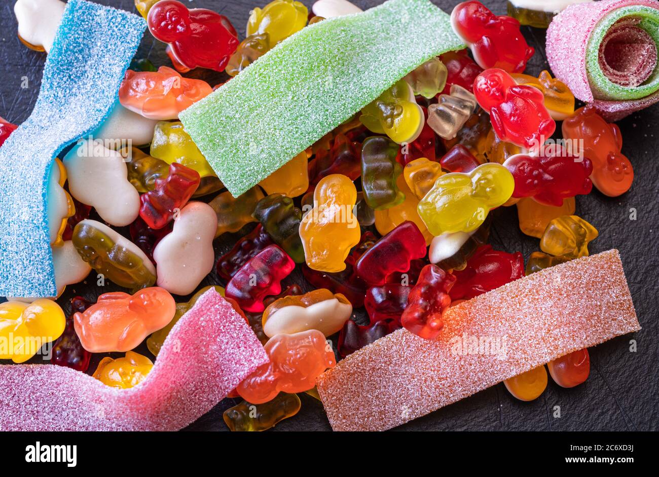 Primo piano di caramelle di gelatina colorate assortite: Orsi gommosi, pinguini e strisce Foto Stock