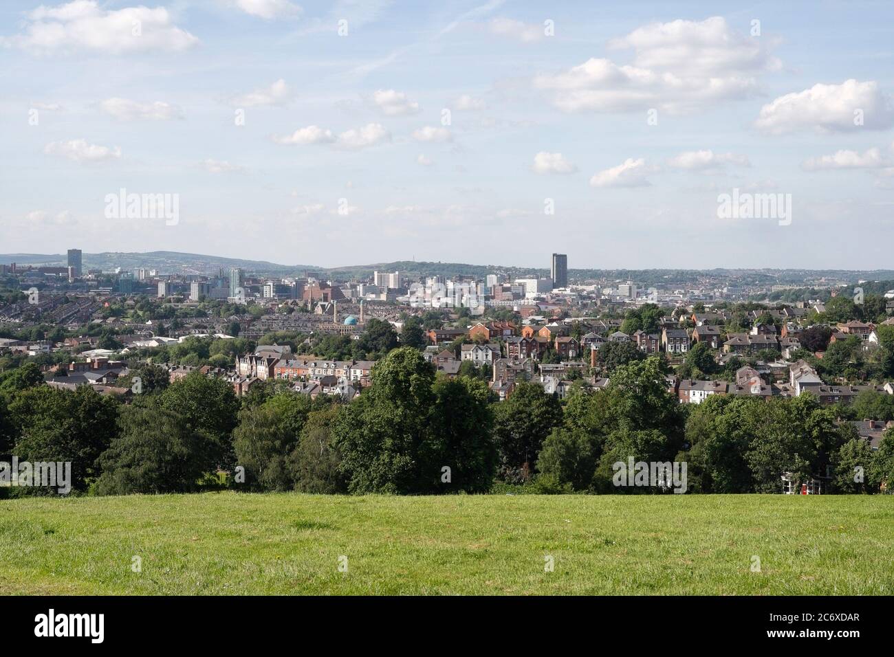 Vista dello skyline della città di Sheffield dal Meersbrook Park, Inghilterra Regno Unito, paesaggio urbano Vista panoramica paesaggio urbano più verde della città Foto Stock
