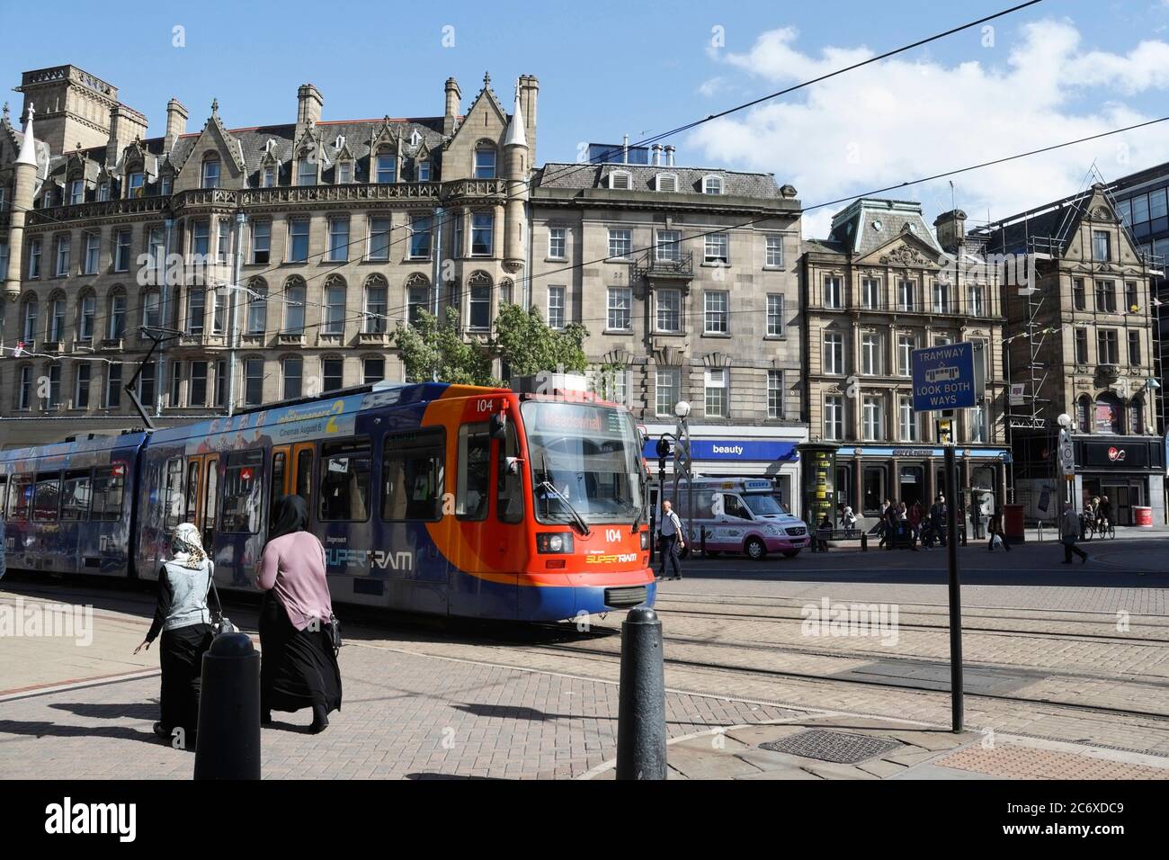 Supertram si avvicina alla fermata della cattedrale nel centro di Sheffield Inghilterra UK Metro Urban Transport, rete di metropolitana leggera Foto Stock