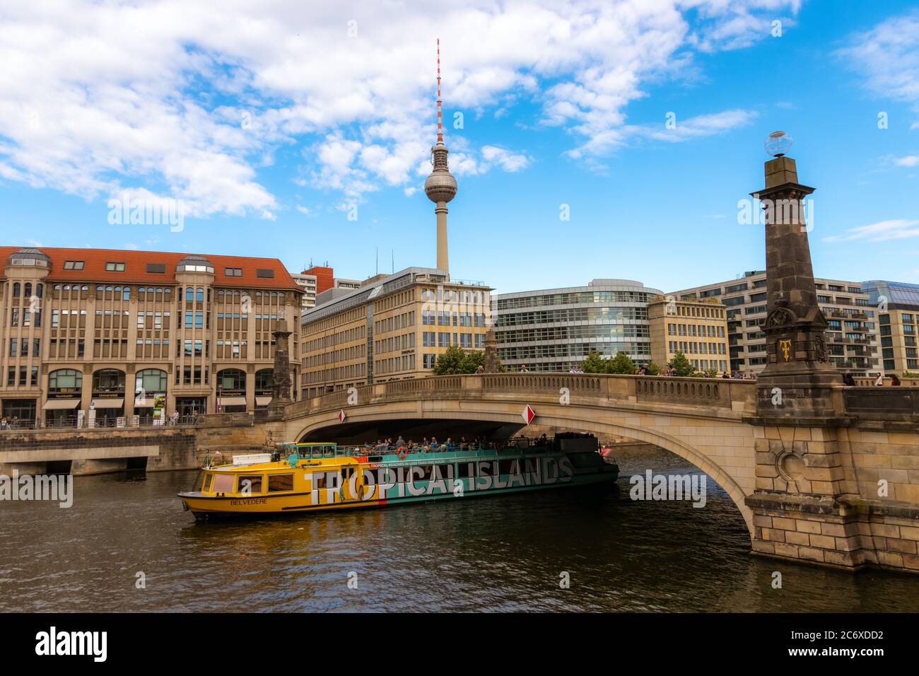 Berlino, Germania - 12 luglio 2020 - la storica Friedrichsbrücke con una nave da crociera fluviale di fronte agli edifici storici e alla torre della televisione di Berlino Foto Stock Berlino, Germania - 12 luglio 2020 - la storica Friedrichsbrücke con una nave da crociera fluviale di fronte agli edifici storici e alla torre della televisione di Berlino Foto Stock
