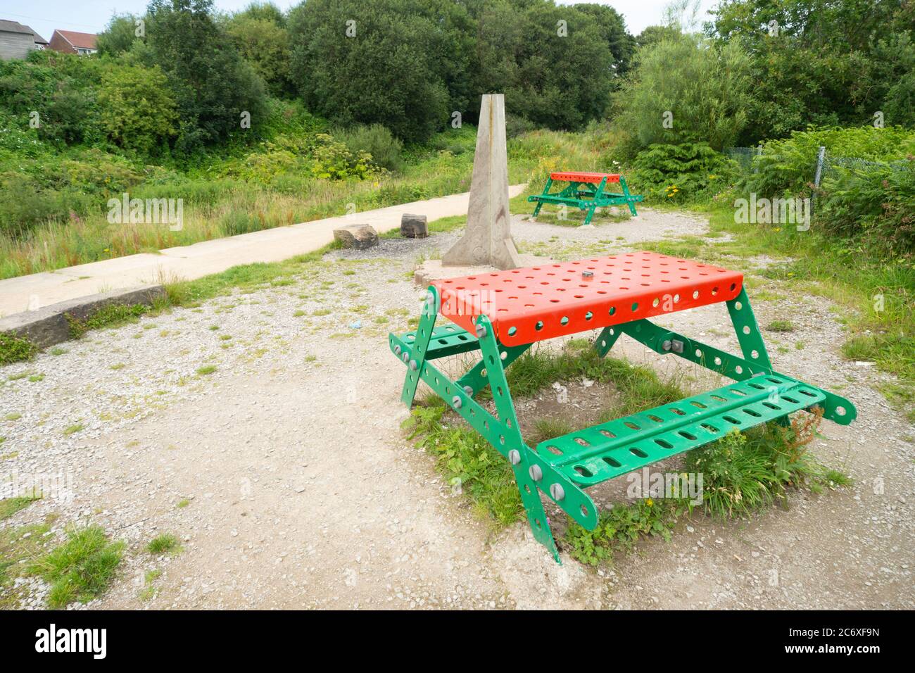 Area picnic presso le chiuse di Nob End, Prestolee. I tavoli da picnic sono fatti di vita meccano come il ponte nelle vicinanze. Inghilterra, Regno Unito Foto Stock