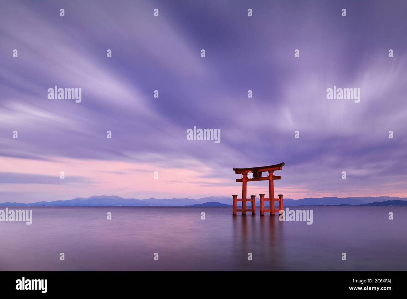 Foto a lunga esposizione del santuario Shirahige porta Torii al tramonto sul lago Biwa, Prefettura di Shiga, Giappone Foto Stock