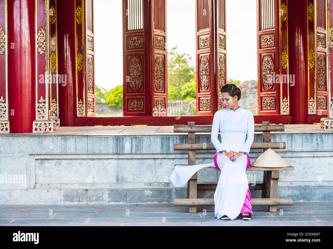 Bella donna che esplora il palazzo imperiale a Hue / Vietnam Foto Stock