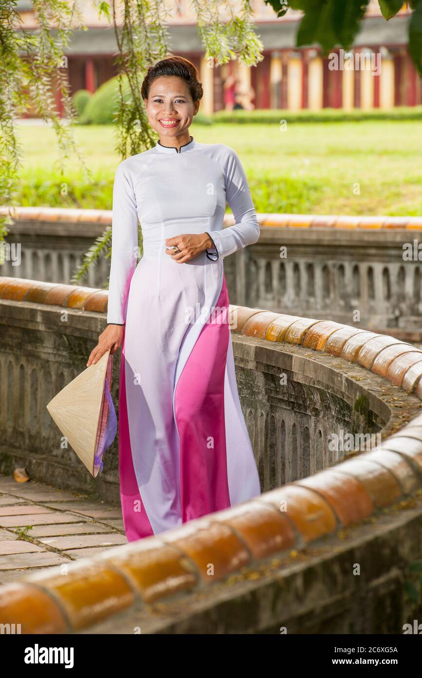 Bella donna che esplora il palazzo imperiale a Hue / Vietnam Foto Stock