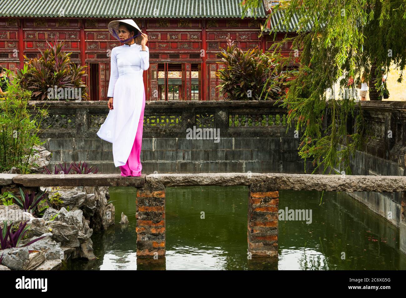 Bella donna che esplora il palazzo imperiale a Hue / Vietnam Foto Stock