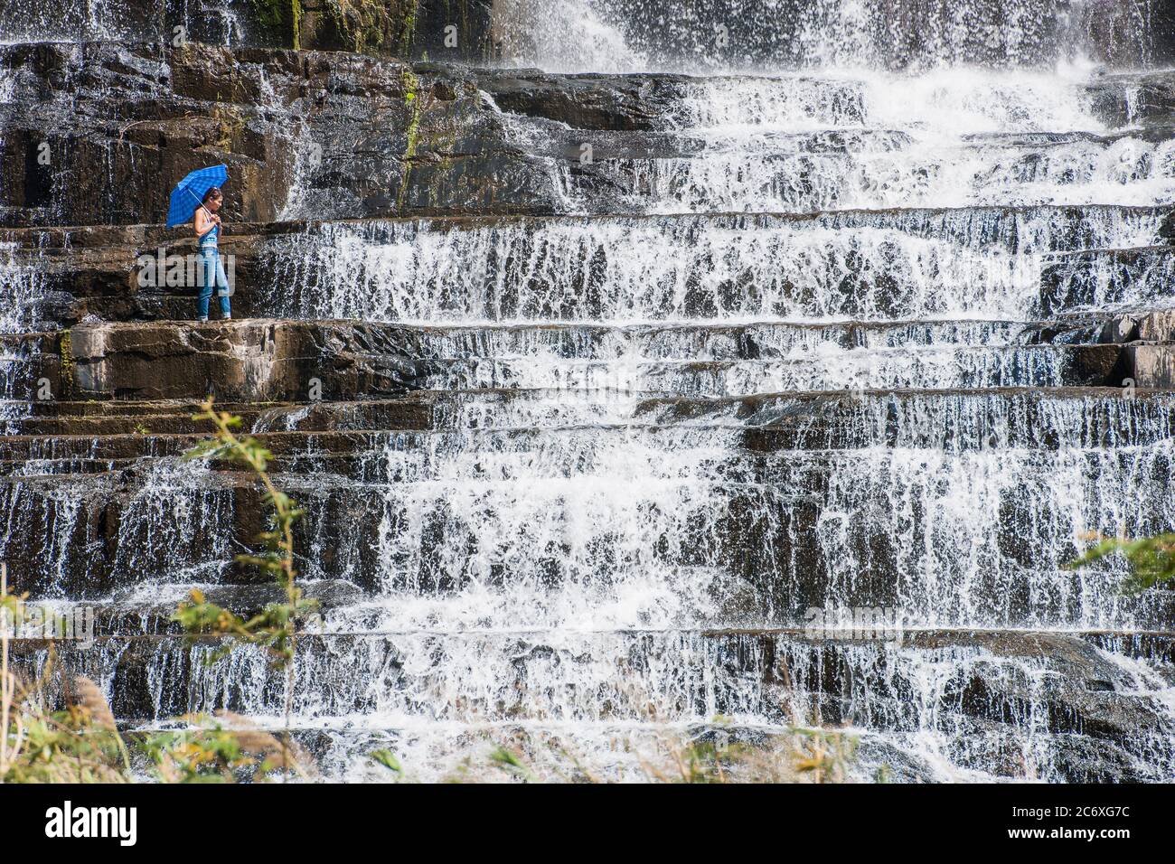 Donna che esplora la cascata di Pongour vicino a da Lat in Vietnam Foto Stock