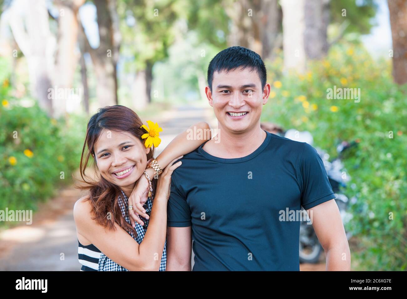 Coppia vietnamita di giorno moderno in Vietnam rurale Foto Stock