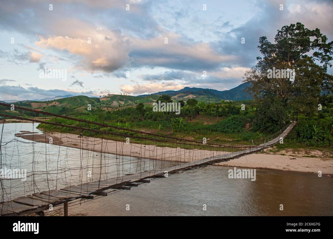 Ponte sospeso Sketchy nella zona rurale del Vietnam Foto Stock