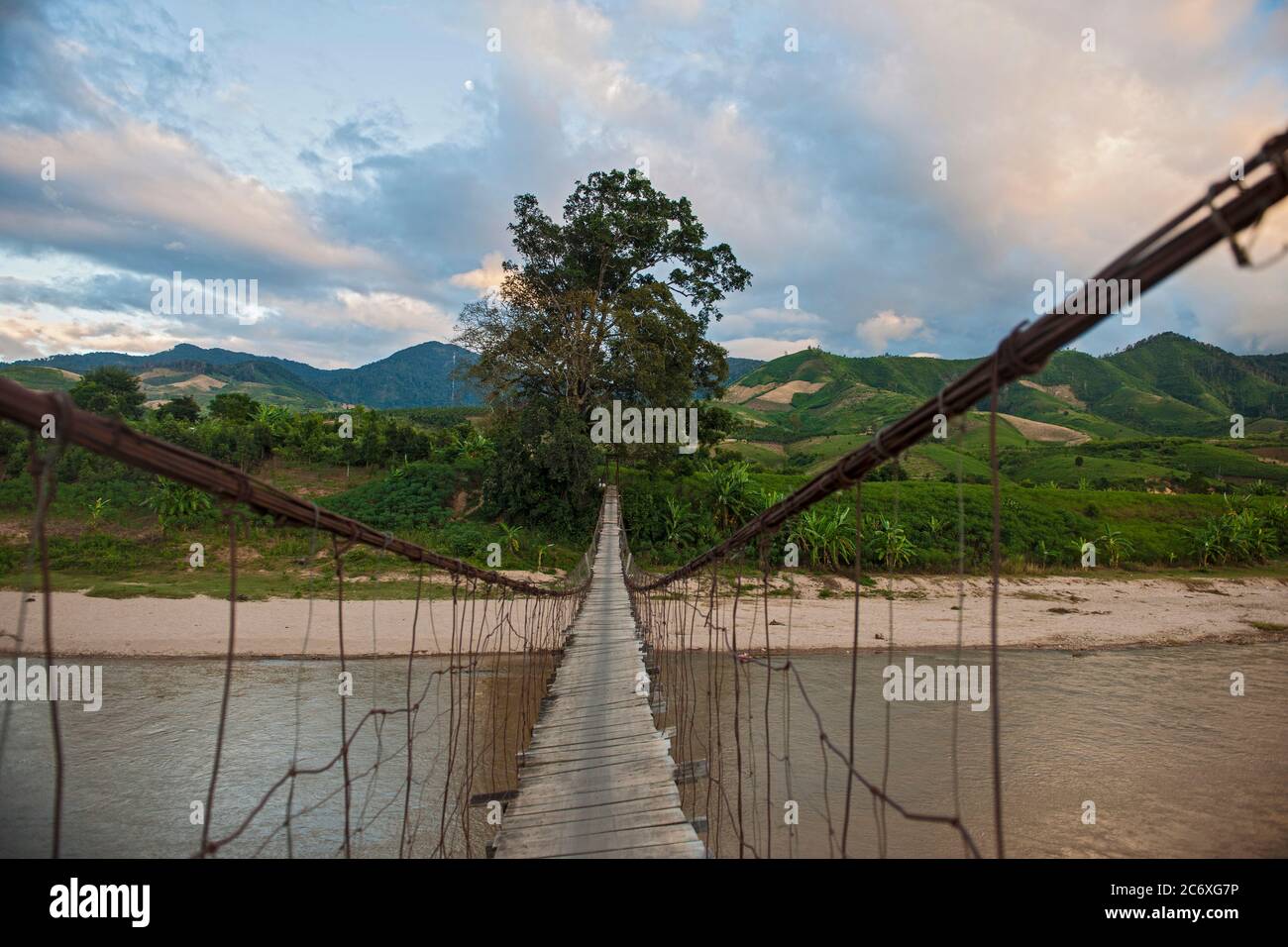 Ponte sospeso Sketchy nella zona rurale del Vietnam Foto Stock