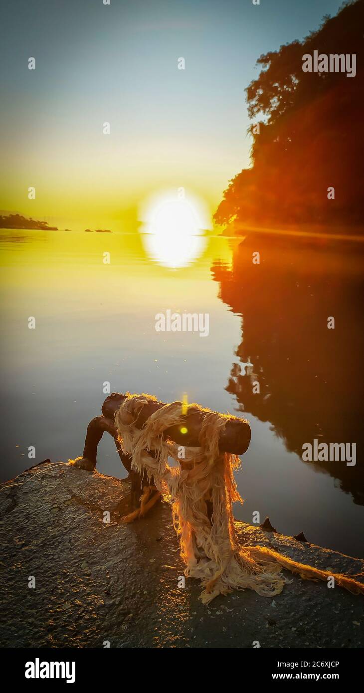 Tramonto all'alba sul fiume 'Canal do estuário', tra le città di Guaruja e Bertioga in Brasile. Alba colorata e serena su un fiume tranquillo. SLI Foto Stock