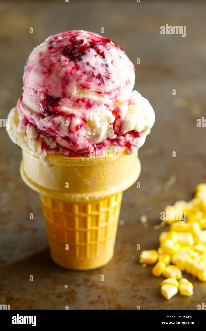 Gelato al mais dolce con salsa di BlackBerry Foto Stock