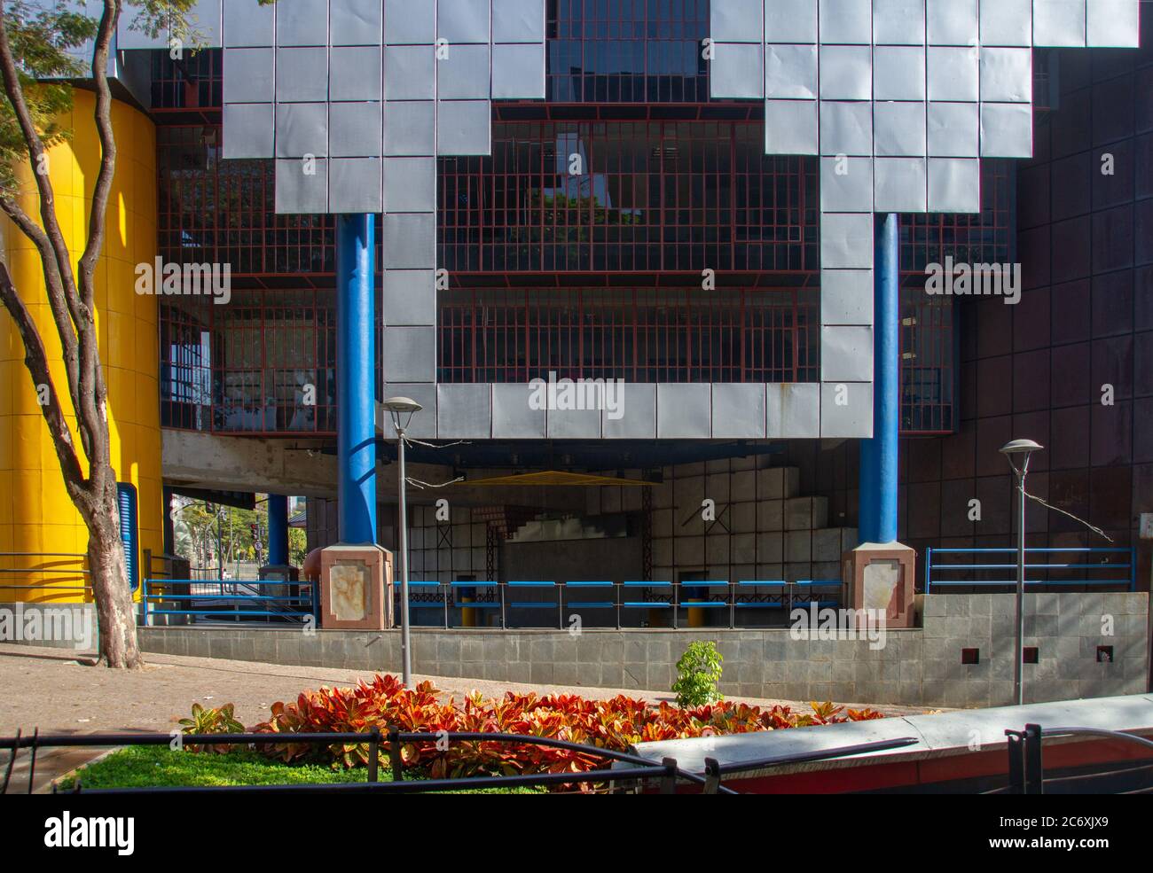 Edificio moderno del centro culturale 'Rainha da Sucata' in Piazza della libertà a Belo Horizonte, Minas Gerais, Brasile Foto Stock
