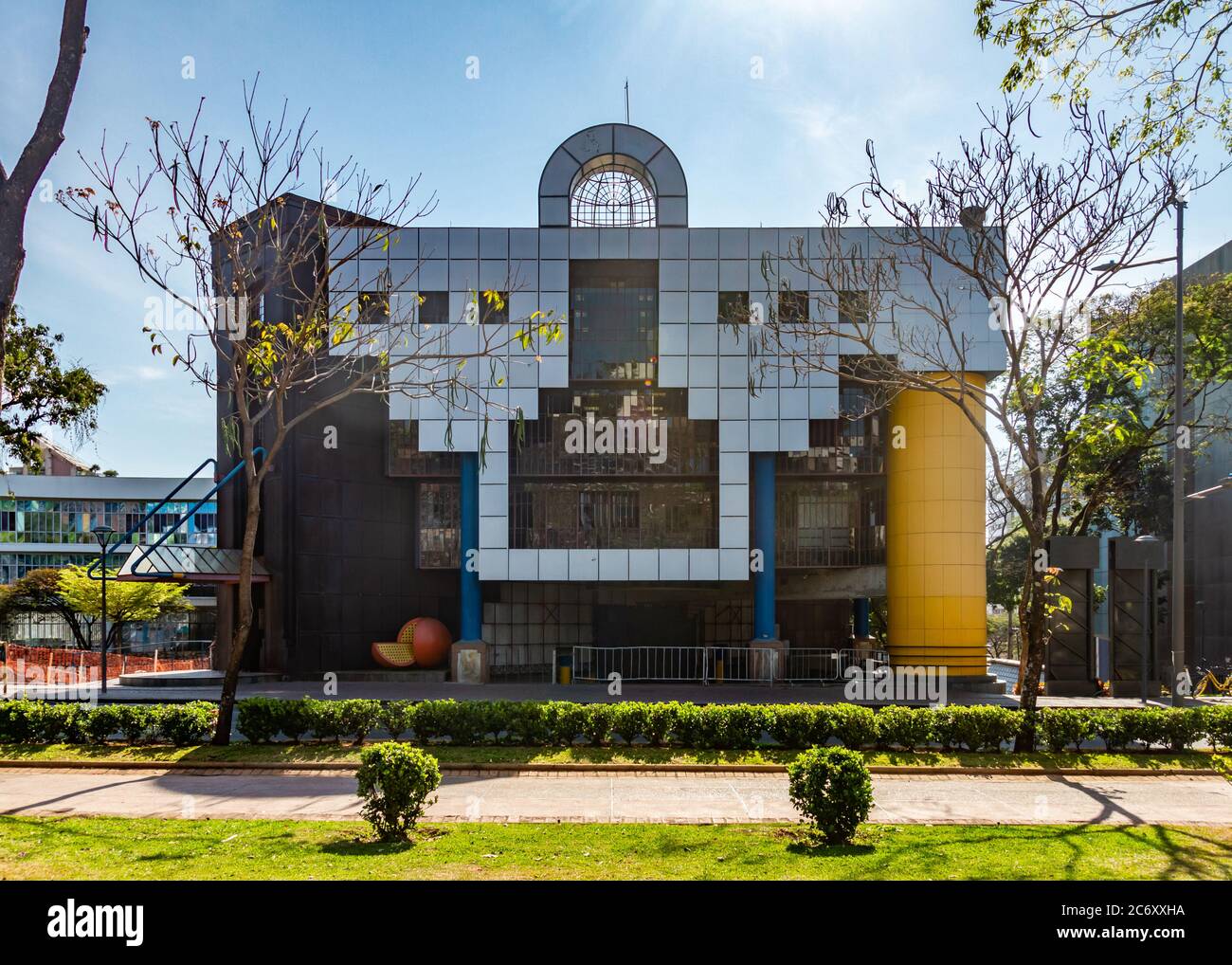 Edificio moderno del centro culturale 'Rainha da Sucata' in Piazza della libertà a Belo Horizonte, Minas Gerais, Brasile Foto Stock