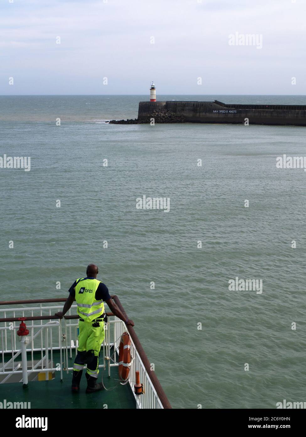 Marinaio che si affaccia sulle rotaie come Transmarche Ferry, Seven Sisters parte dal molo di Newhaven Foto Stock
