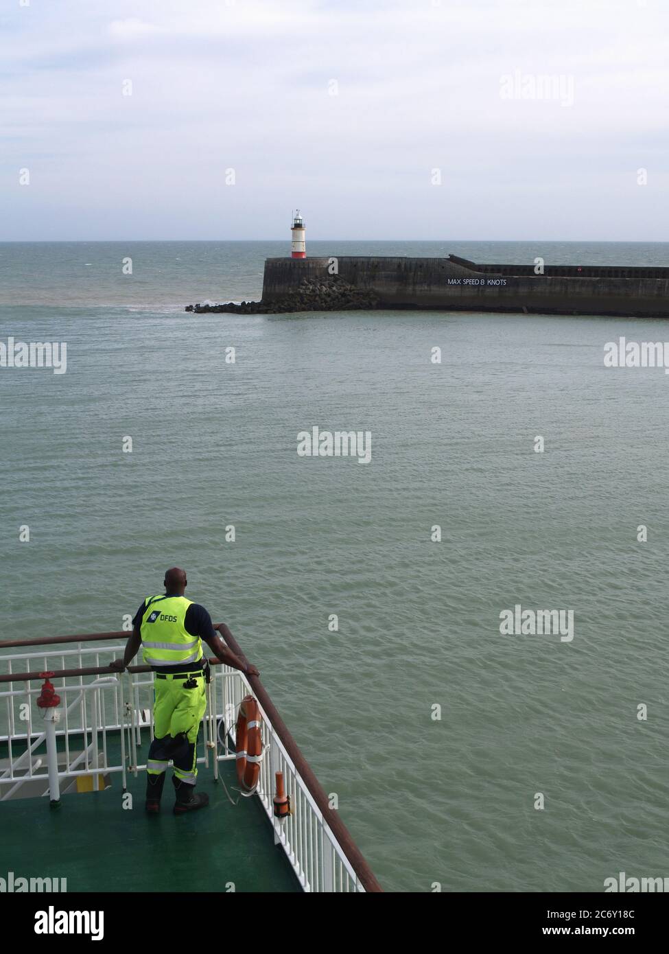 Marinaio che si affaccia sulle rotaie come Transmarche Ferry, Seven Sisters parte dal molo di Newhaven Foto Stock